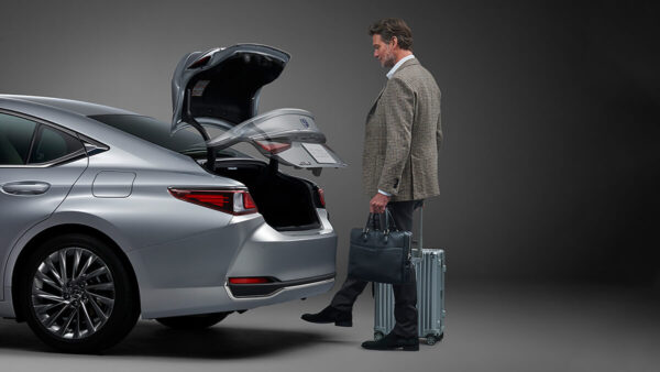 Hands-Free Power Back Door

Even if both hands are full, when carrying the Electronic Key you can open and close the trunk lid automatically by moving your foot  under the rear bumper and out again.