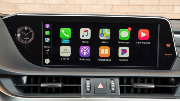 Smartphone Connectivity (Apple Carplay & Android Auto)

While on the road, seamlessly access dedicated smartphonecfeatures on the large, high-res display.